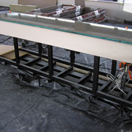 Óriás körüljárható akvárium az akvárium állványa